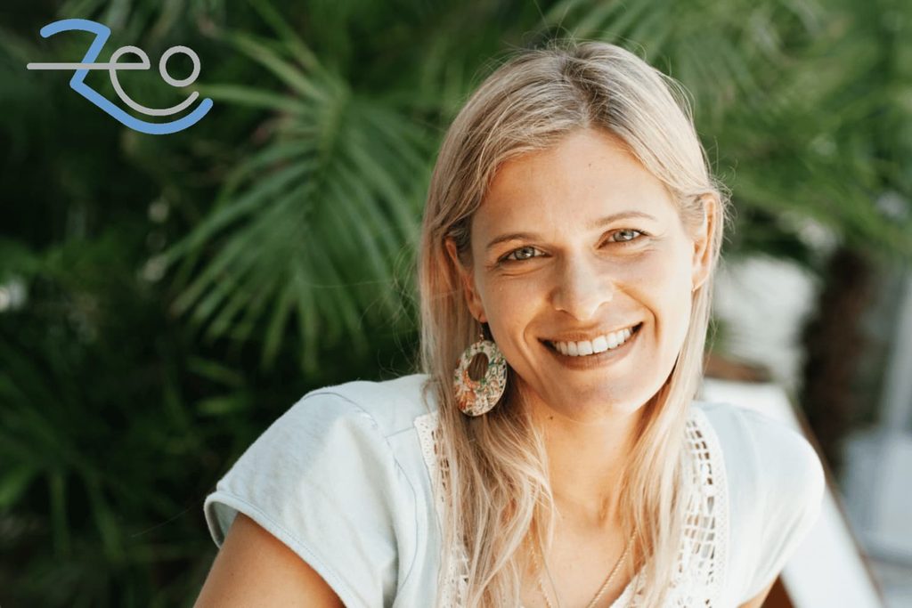 Mujer luciendo el resultado de su diseño de sonrisa 